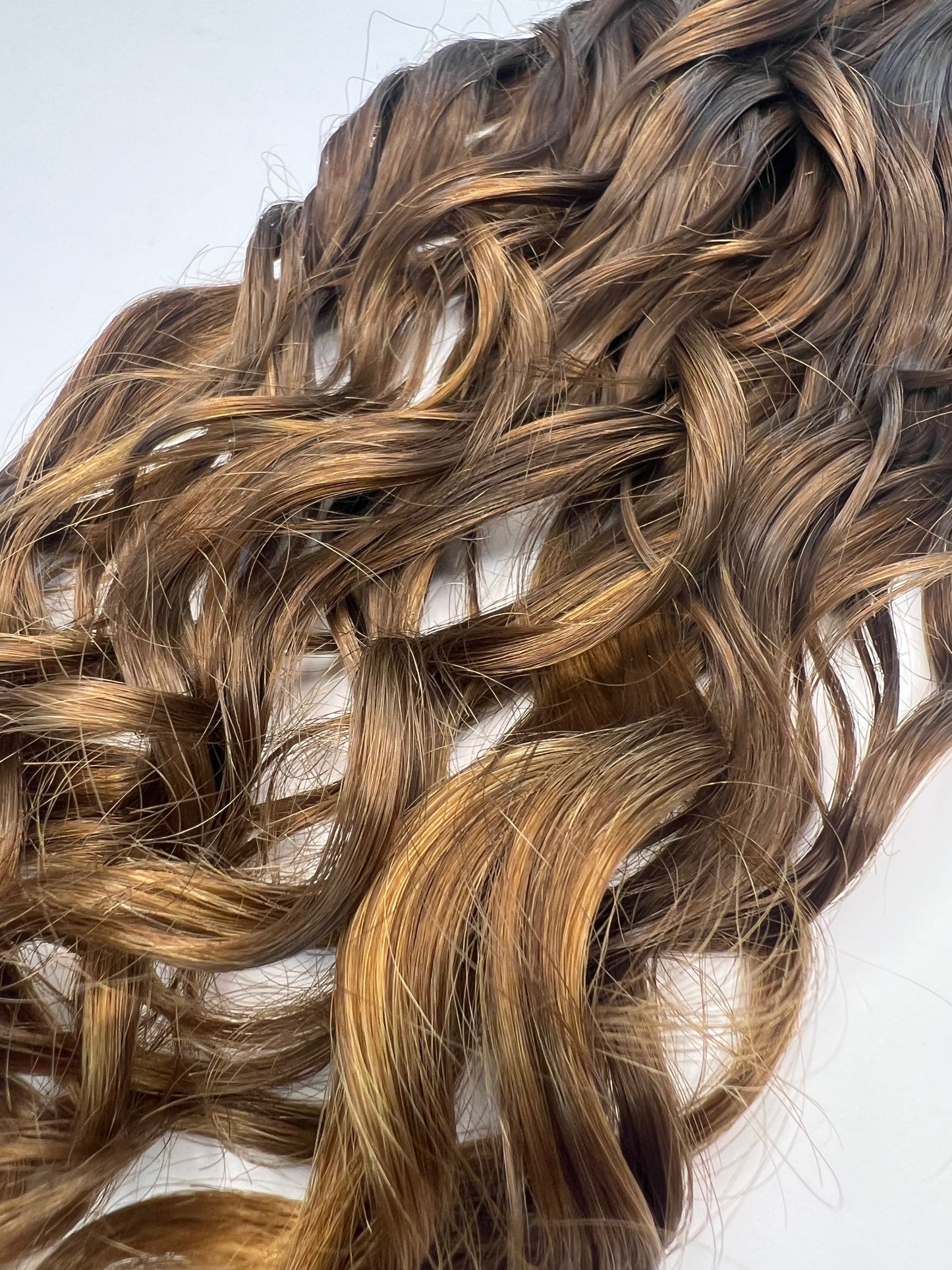 Linha Diamond Collection – Loiro Escuro Com Pontas Claras Cacheado Natural 50/55 cm 100g - Lorena